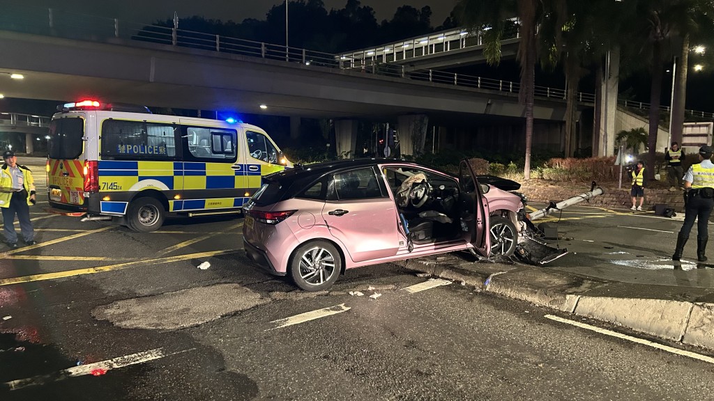 葵涌私家車失控猛撼燈柱 3人受傷送院。蔡楚輝攝