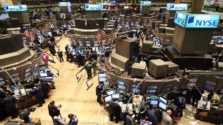 受鲍威尔言论影响，美国股市急速转弱，道琼斯指数跌逾500点收市，跌幅1.55%。