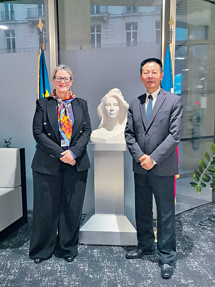 吳清分別與法國和巴西代表會面，進行雙邊會議。圖左為法國代表。