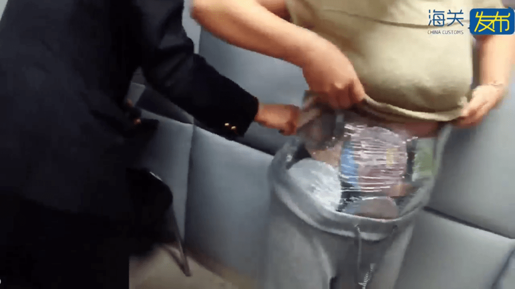 走私集团深夜闯关以“腰缠脚绑”方式偷运游戏光盘及卡带,共2,150件被起获。 走私集团深夜闯关以“腰缠脚绑”方式偷运游戏光盘及卡带,共2,150件被起获。