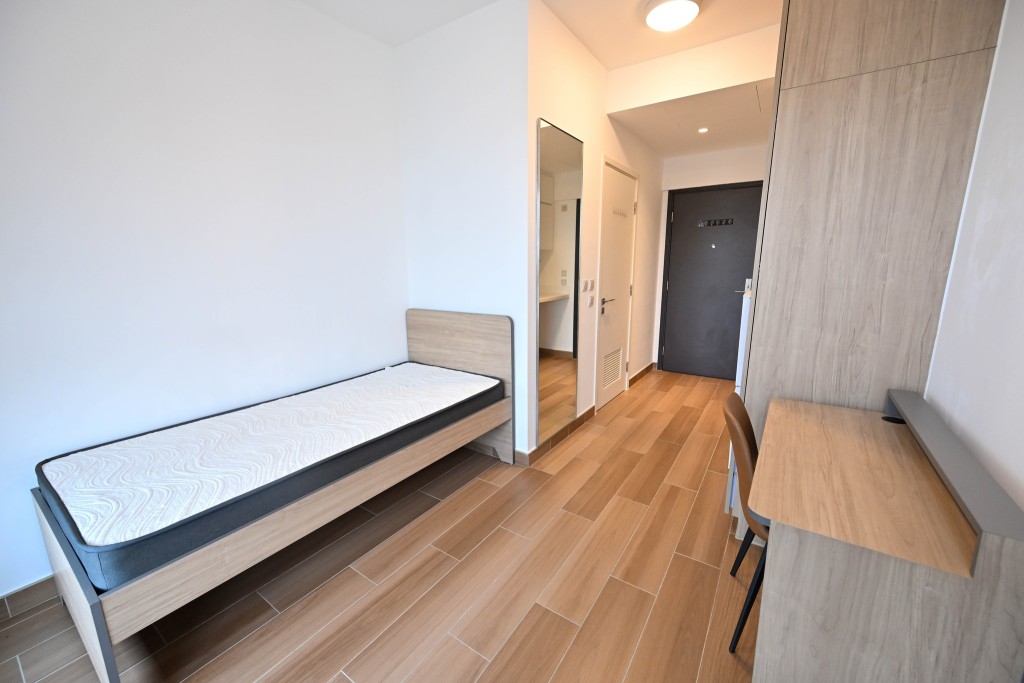 宿舍房間設備齊全,包括獨立洗手間、電熱水爐等,共用空間亦設有廚房和洗衣房。黃偉綸FB 宿舍房間設備齊全,包括獨立洗手間、電熱水爐等,共用空間亦設有廚房和洗衣房。黃偉綸FB