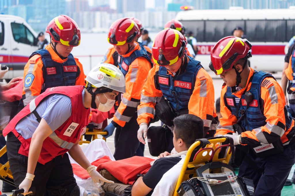 演習中,消防處救護人員及醫院管理局醫護人員為傷者進行分流和初步治理 。 演習中,消防處救護人員及醫院管理局醫護人員為傷者進行分流和初步治理 。