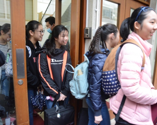 跑馬地聖保祿中學開放予中六生補拍留念照。
