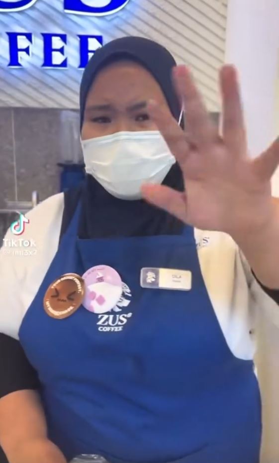 有大馬咖啡店店員與疑是中國的女遊客爆爭執，被對方潑咖啡。TikTok@iml3x7