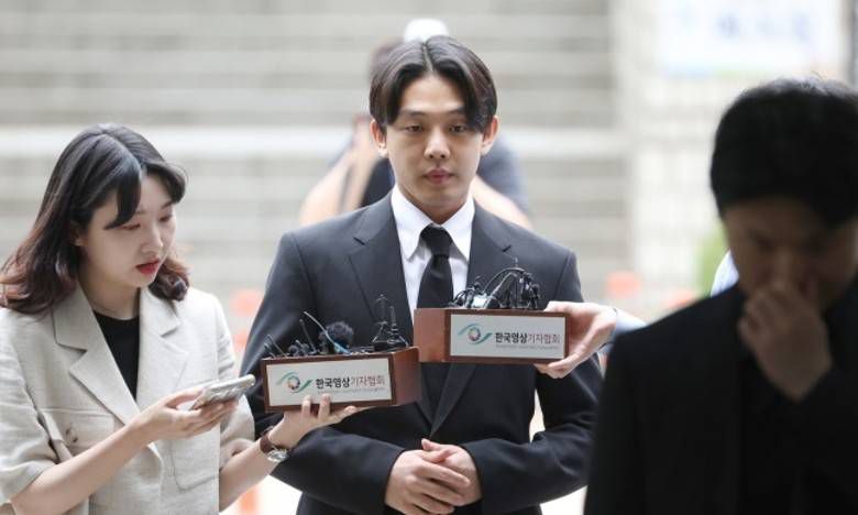 韩国影帝刘亚仁5月24日现身首尔中央地方法院，出席拘留前审讯。