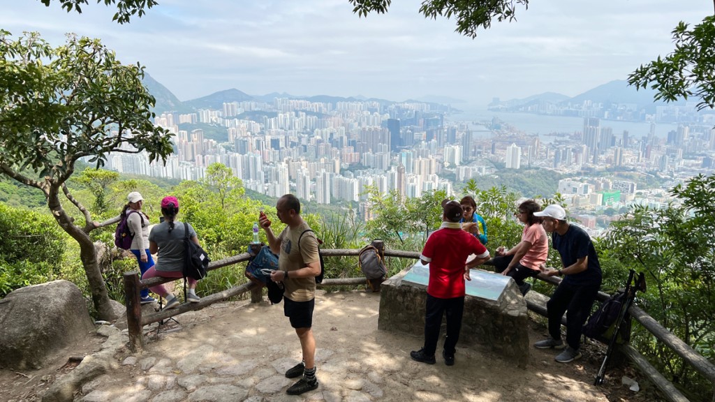 筆架山是熱門的九龍區行山路線，可於觀景台上俯瞰九龍全景。