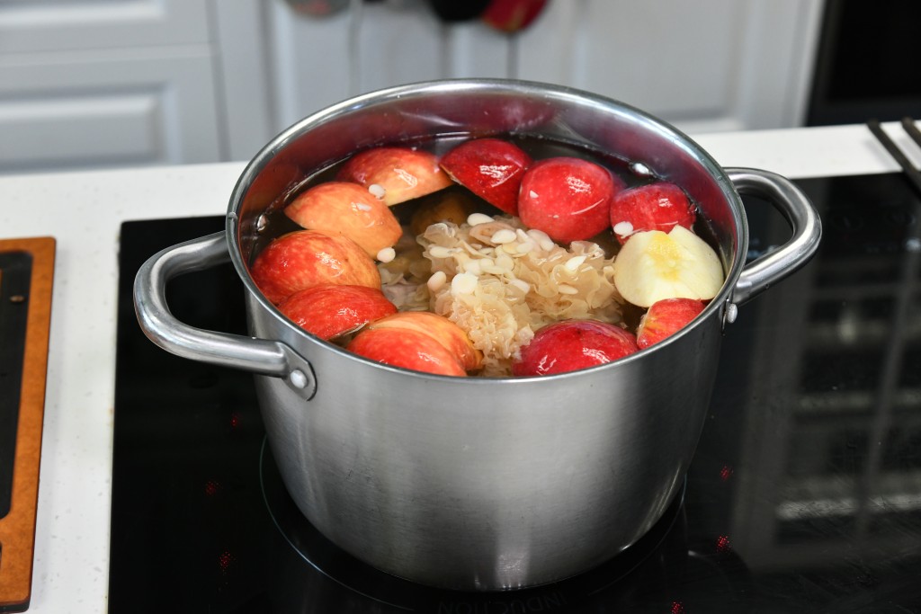 Step 6: 蓋上煲蓋，煲十五分鐘。Cover the pot with a lid and boil for 15 minutes.