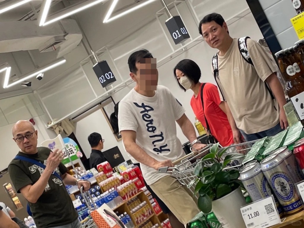 近日有網民在內地超市發現李成昌（左一）和另一綠葉魏惠文（右一）。