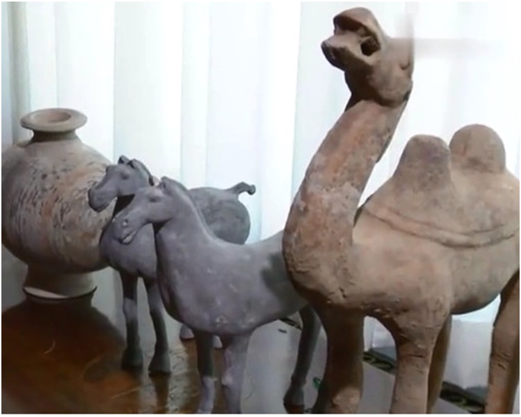 唐代綵繪駱駝。