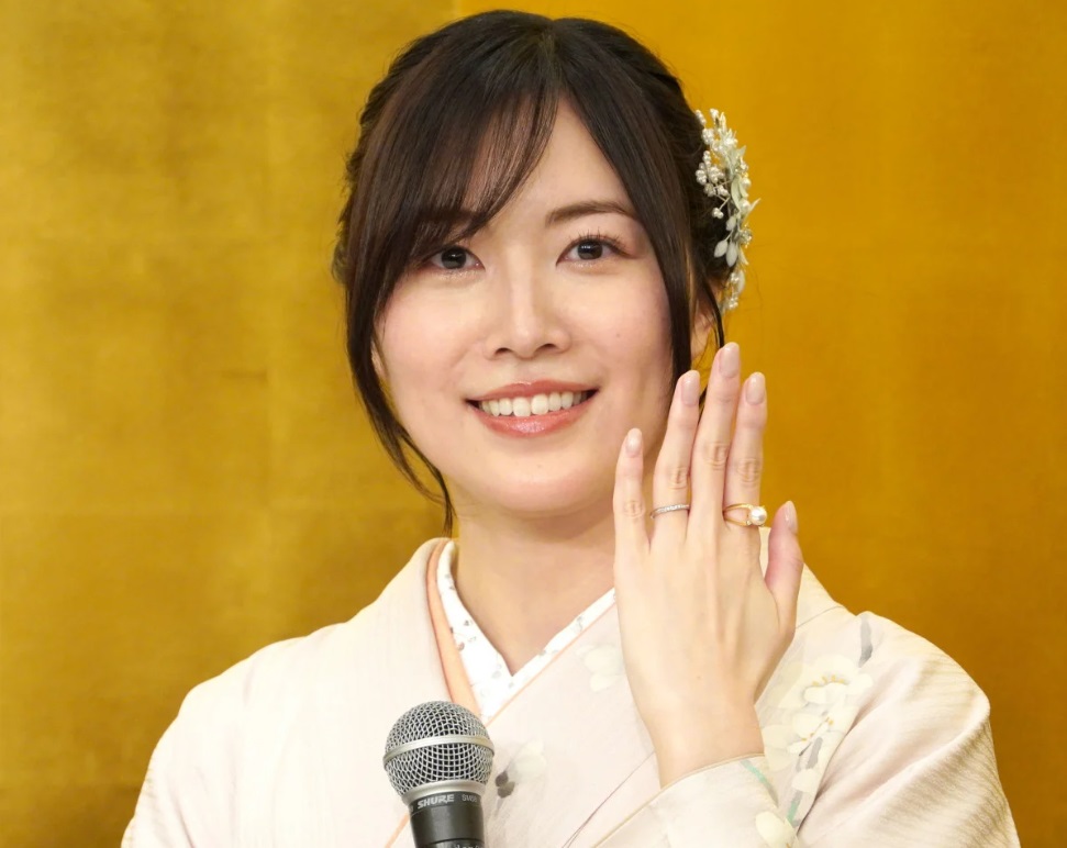 珠理奈以鑲珍珠黃金戒指配襯結婚戒指,十分trendy。 珠理奈以鑲珍珠黃金戒指配襯結婚戒指,十分trendy。