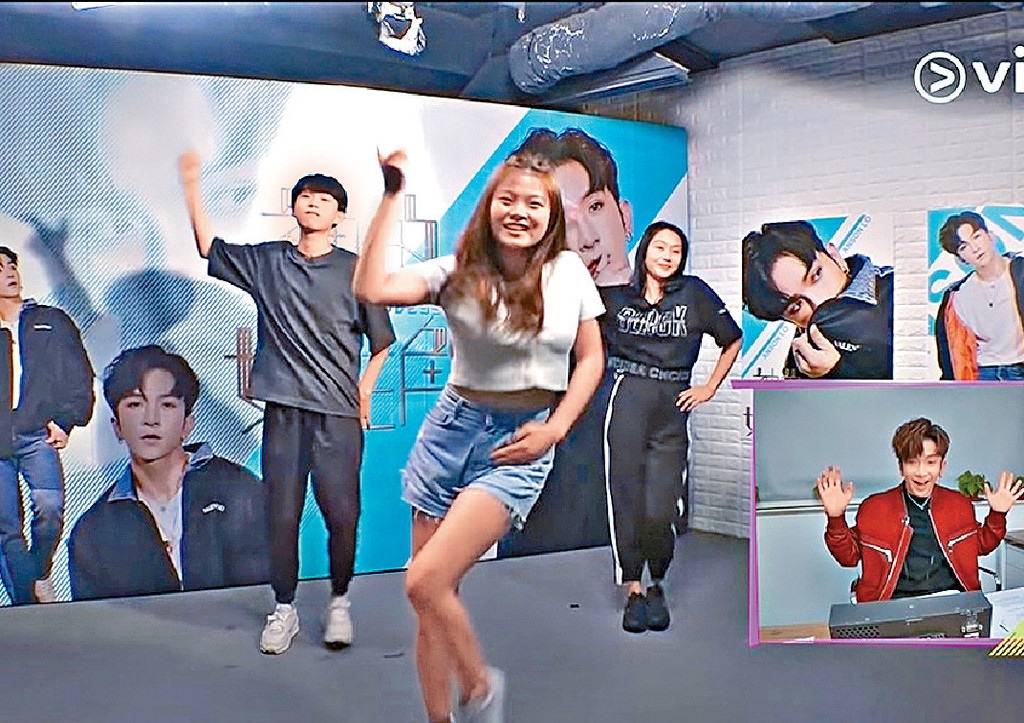 ■其中一位參賽者（中、白衫）獲媽咪（右、黑衫）及弟弟齊表演跳舞力撐！
