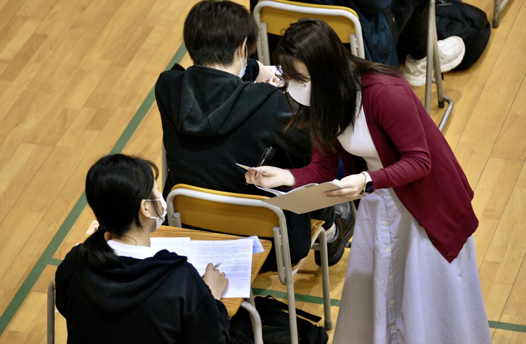 若学校考生报考6科包括两个语文科，考试费将由今年的3356元增至明年的3490元。