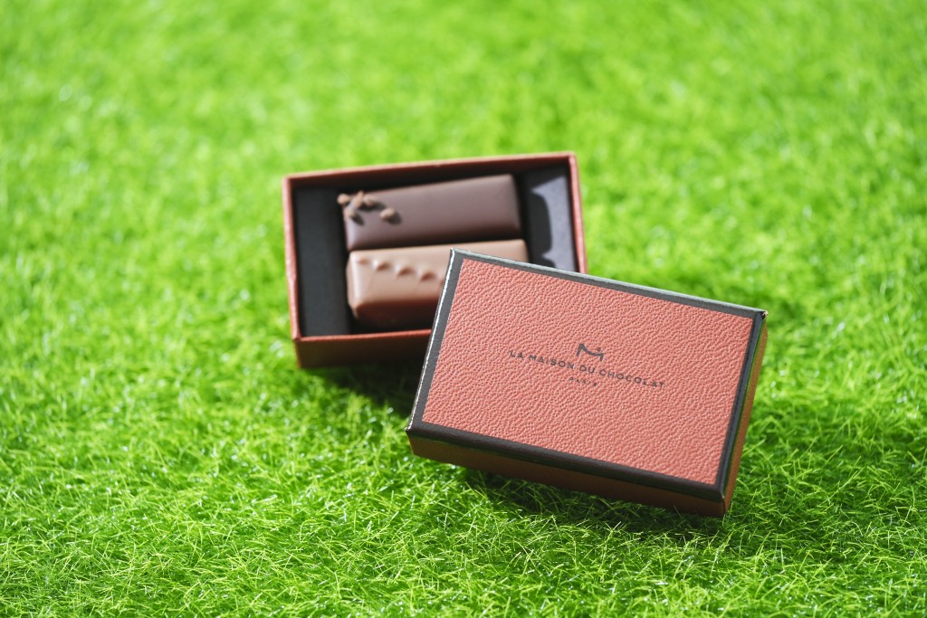 凡享用二人用的「La Maison du Chocolat法國風情」下午茶均獲得限量La Maison du Chocolat 朱古力禮盒乙盒，先到先得，送完即止。
