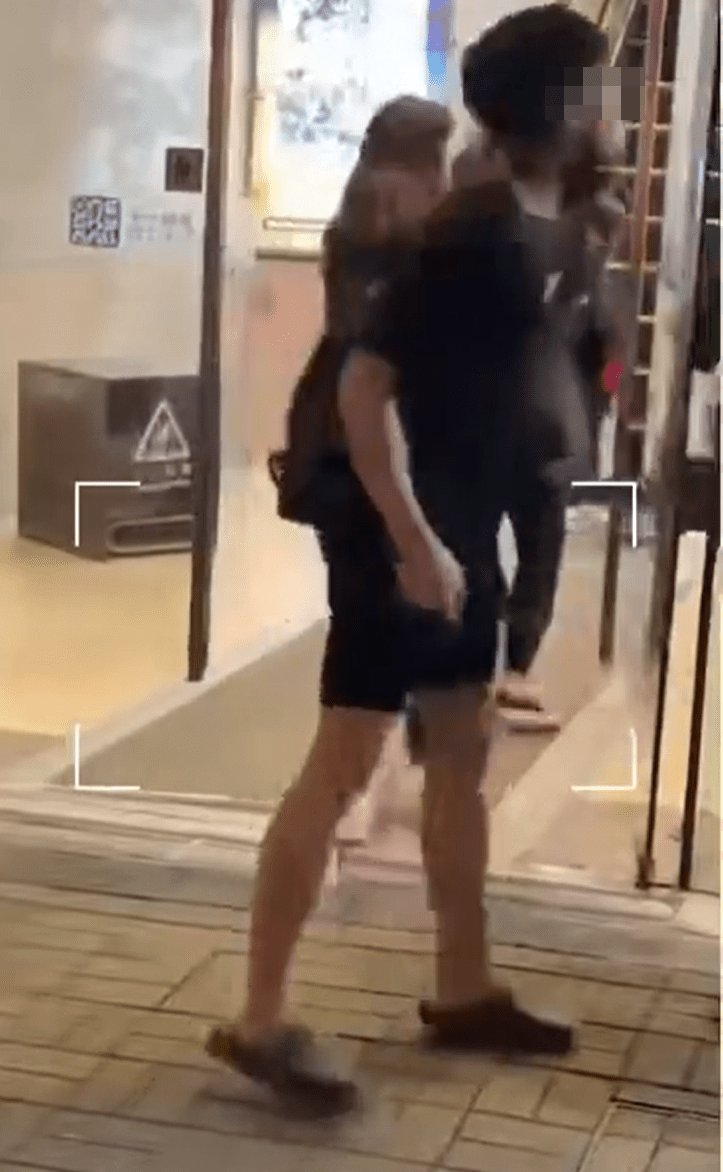 短褲男向對方吐口水。fb：香港突發事故報料區