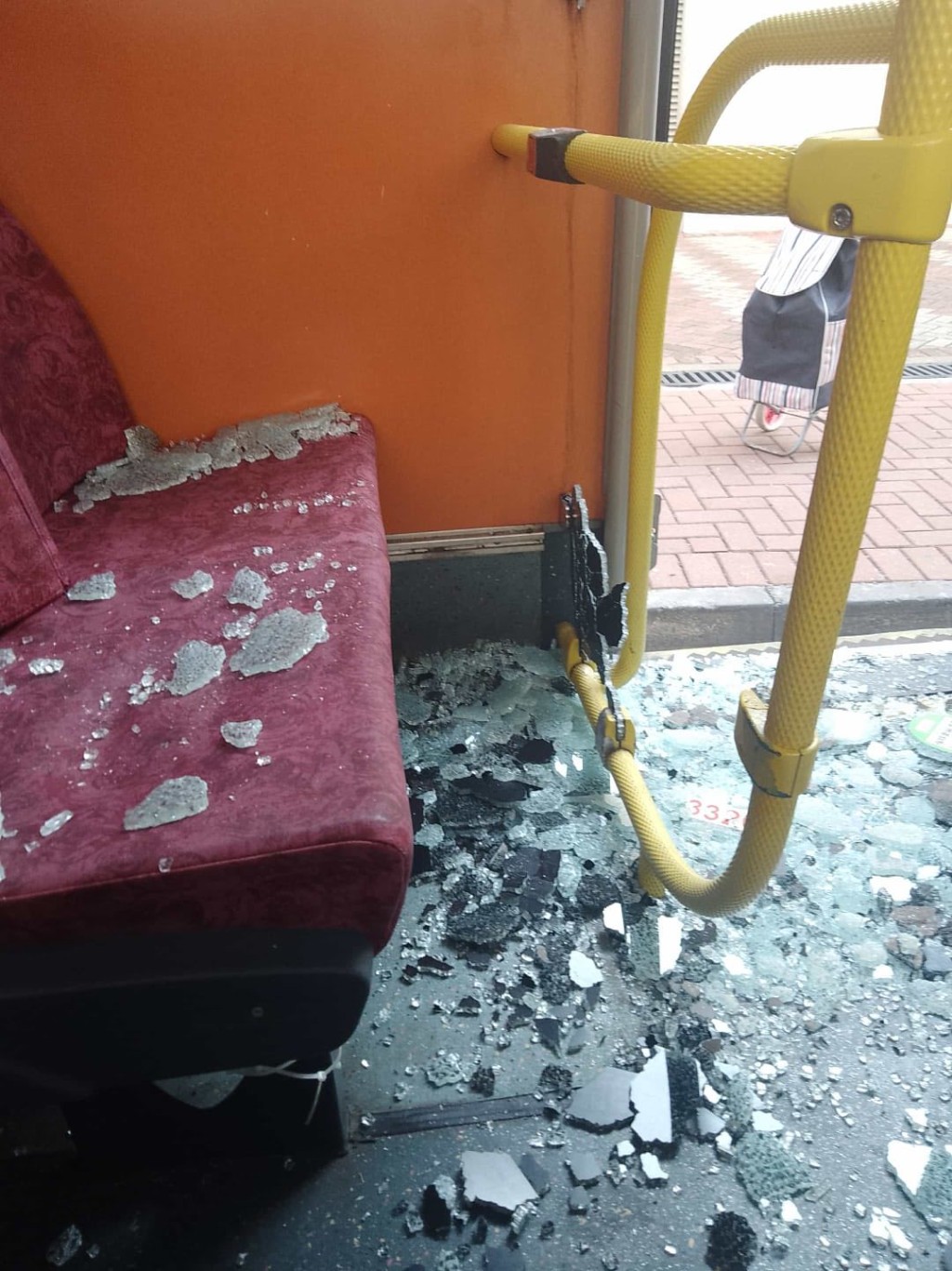 一块近中门闸的玻璃突然爆裂，碎片散落一地。fb「Park Island Friends 珀丽湾快乐群组」图片