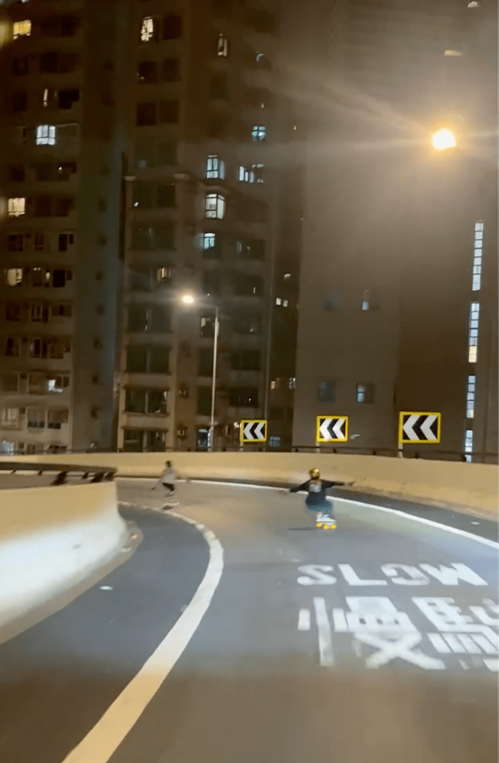 有網民批評兩人行為危險。Threads @ sbdwlongboards 影片截圖 有網民批評兩人行為危險。Threads @ sbdwlongboards 影片截圖
