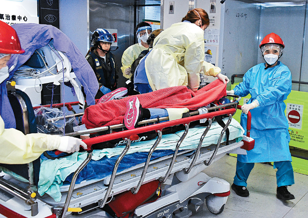 ■遭蜂螫的農林助理員由直升機送院，醫護進行心外壓急救。