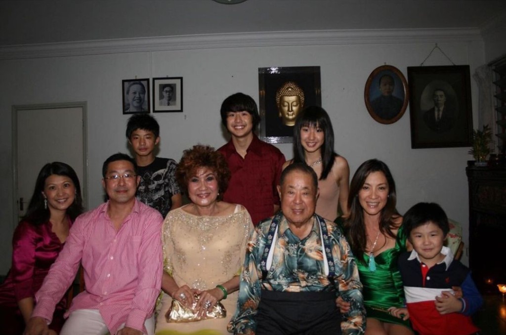 又贴出一家人照片。