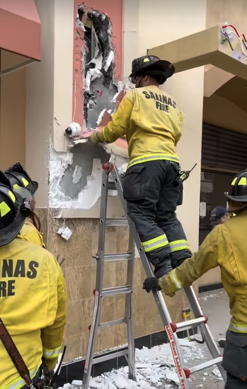 消防爆破拆牆拆了2.5小時。 fb / Salinas Police Department 消防爆破拆牆拆了2.5小時。 fb / Salinas Police Department