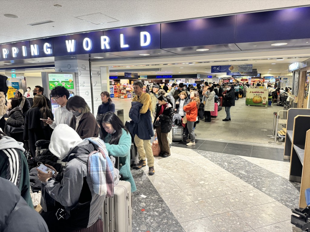 大批旅客滯留機場。(X平台) 大批旅客滯留機場。(X平台)