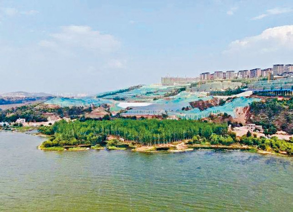 滇池南岸的长腰山上，建起大批别墅。