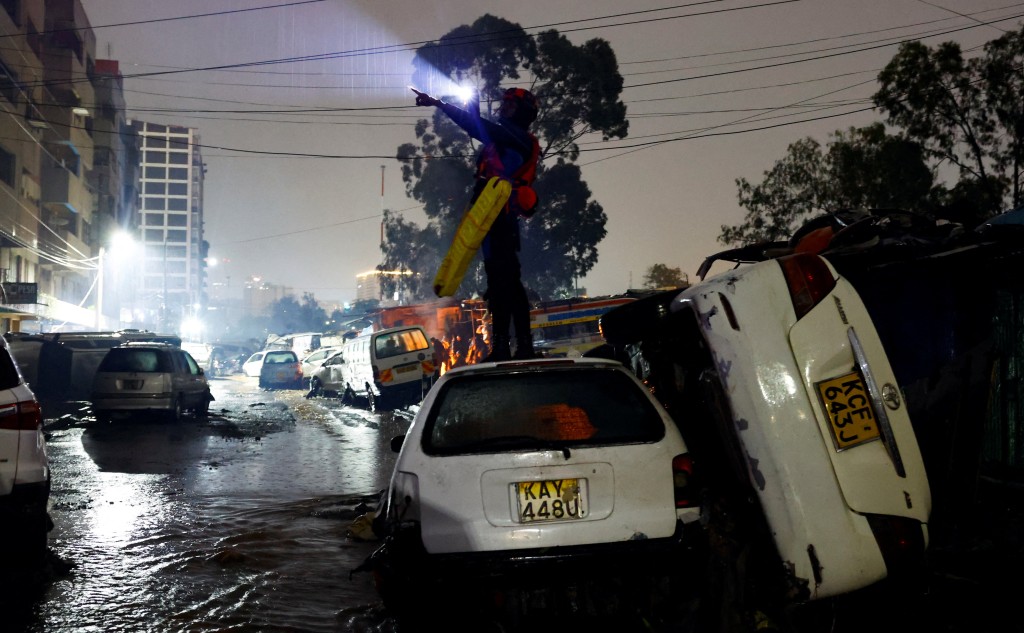 洪水導致多輛汽車被洪水沖走。路透社