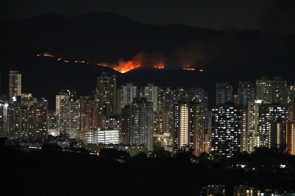 元朗掌牛山發生山火，火線長達500米。fb「香港突發事故報料區及討論區」圖片