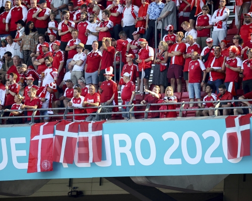 丹麥主場對比利時的歐國盃小組賽，有三名入場球迷確診新冠肺炎。AP
