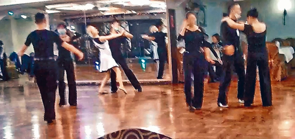 旺角一家舞厅昨晨涉违防疫禁令，偷偷营业，多名舞客近距离聚集起舞，部分人更拉下口罩。