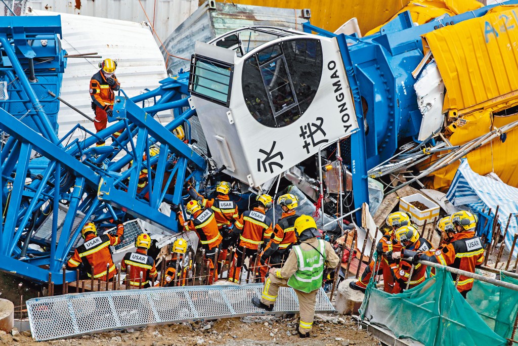 大批消防員到場搶救被困工人。 