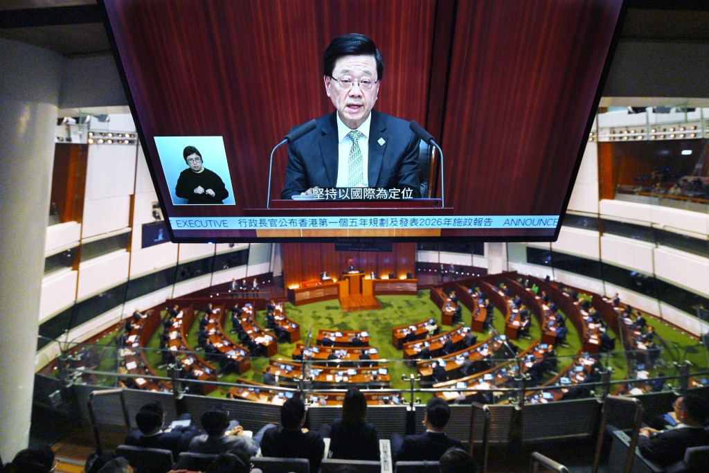 李家超剛今早發宣布本港首份「五年規劃」及任內最後一份《施政報告》。 李家超剛今早發宣布本港首份「五年規劃」及任內最後一份《施政報告》。