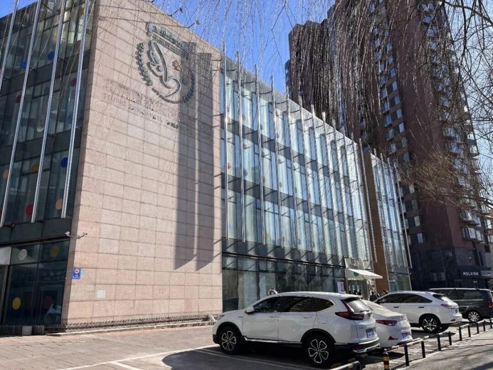 李亚鹏与前妻王菲于2012年共同创办“嫣然天使儿童医院”。