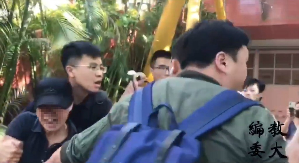 便衣警員制服一名婦人。教大編委會截圖