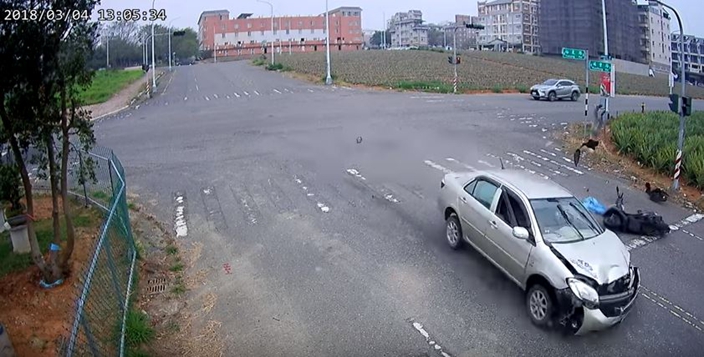 涉事私家車車頭損壞嚴重。網圖