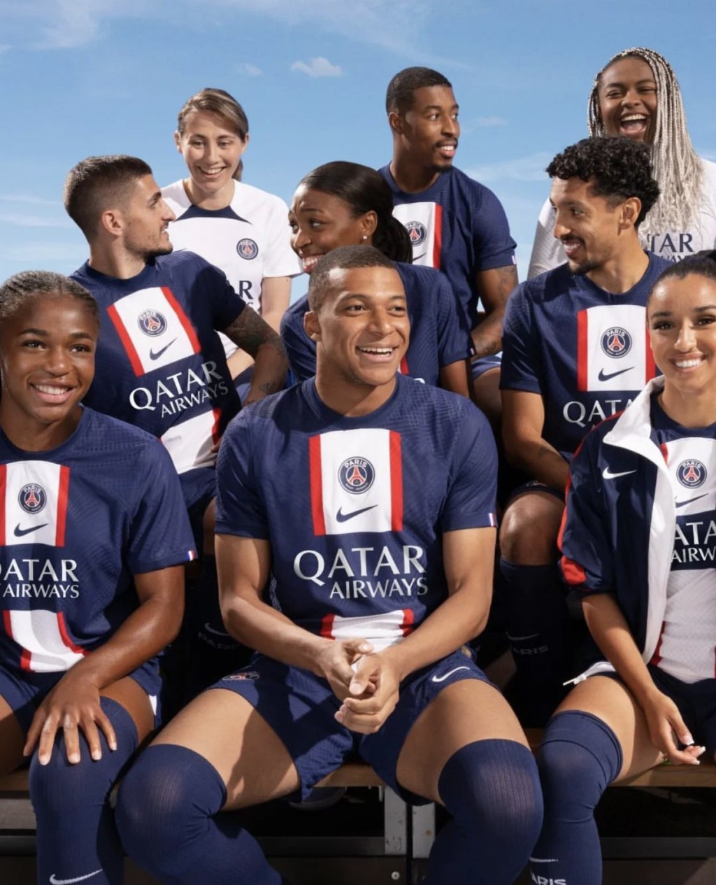 即使是男女队混合宣传照，PSG亦以麦巴比作为主角，足见队内地位。  网上图片