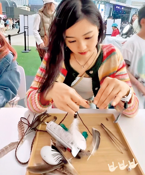郭柏妍還在現場的攤位DIY編織羽毛頸鏈，並且拍照分享到社交網。