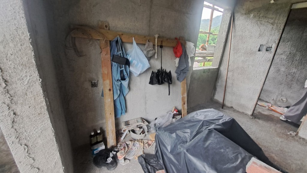 事發村屋正進行批盪工程。 事發村屋正進行批盪工程。