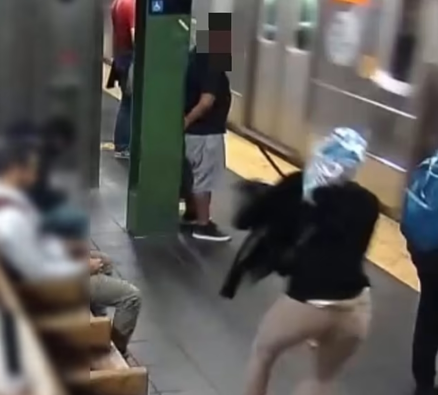美國女黑人日前在地鐵站內隨機傷人。(片段截圖)