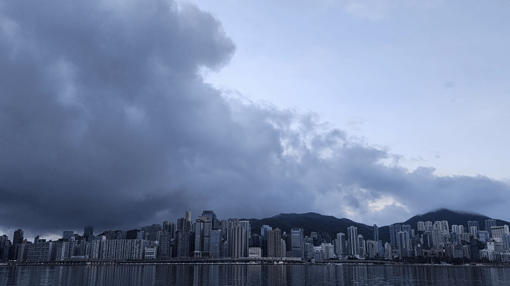 一號戒備信號會在今早維持。黎志偉攝 一號戒備信號會在今早維持。黎志偉攝