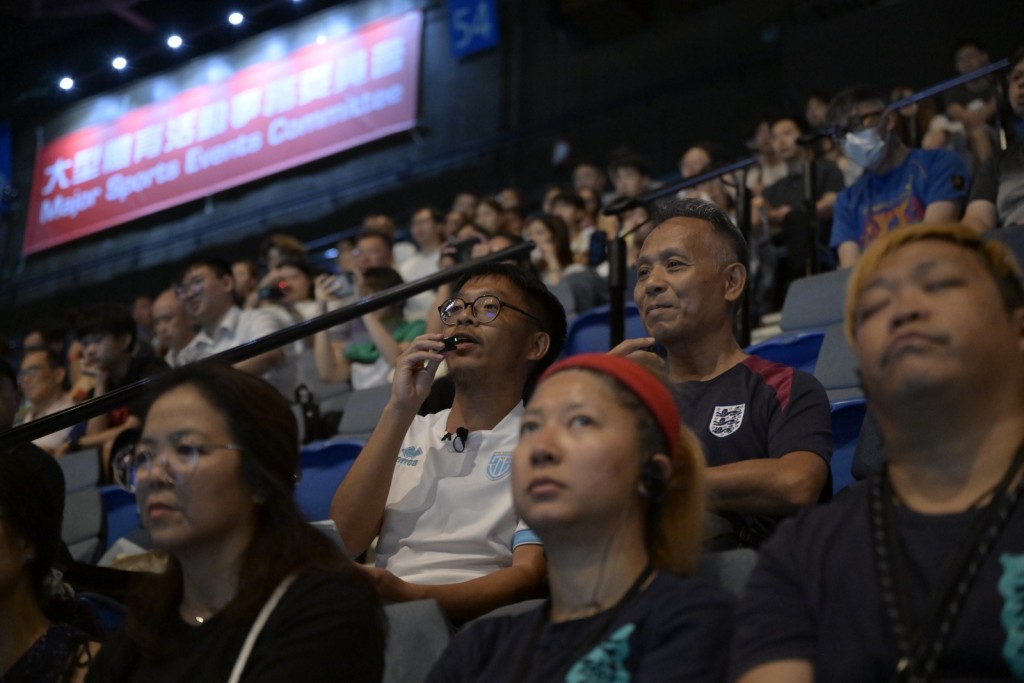 在賽馬會香港公開羽毛球錦標賽社區計劃和香港失明人協進會的安排下,一眾失明人士得以透過口述影像,在現場欣賞羽毛球賽事並感受比賽氣氛。 在賽馬會香港公開羽毛球錦標賽社區計劃和香港失明人協進會的安排下,一眾失明人士得以透過口述影像,在現場欣賞羽毛球賽事並感受比賽氣氛。