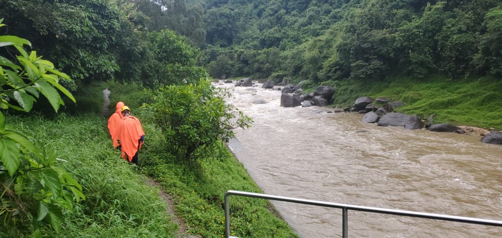 一名50多岁女子到大埔新娘潭远足时意外堕下横涌石涧，之后失去踪影。