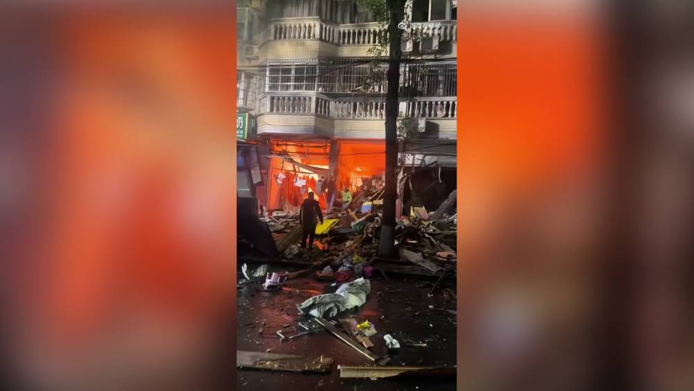 湖南小区一商店疑石油气罐爆炸。