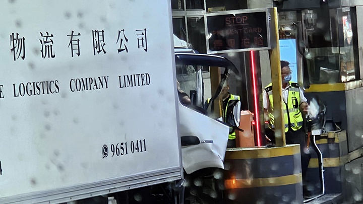 貨車失控撞閘。fb：車cam L（香港群組）