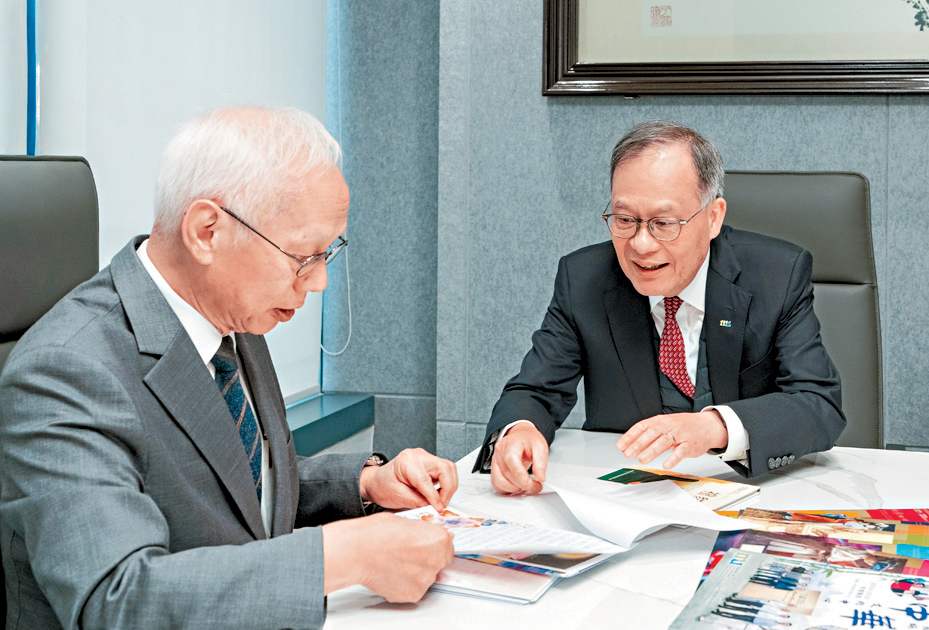 林群聲（右）向田榮先（左）分享在囚學生給他的來信。 