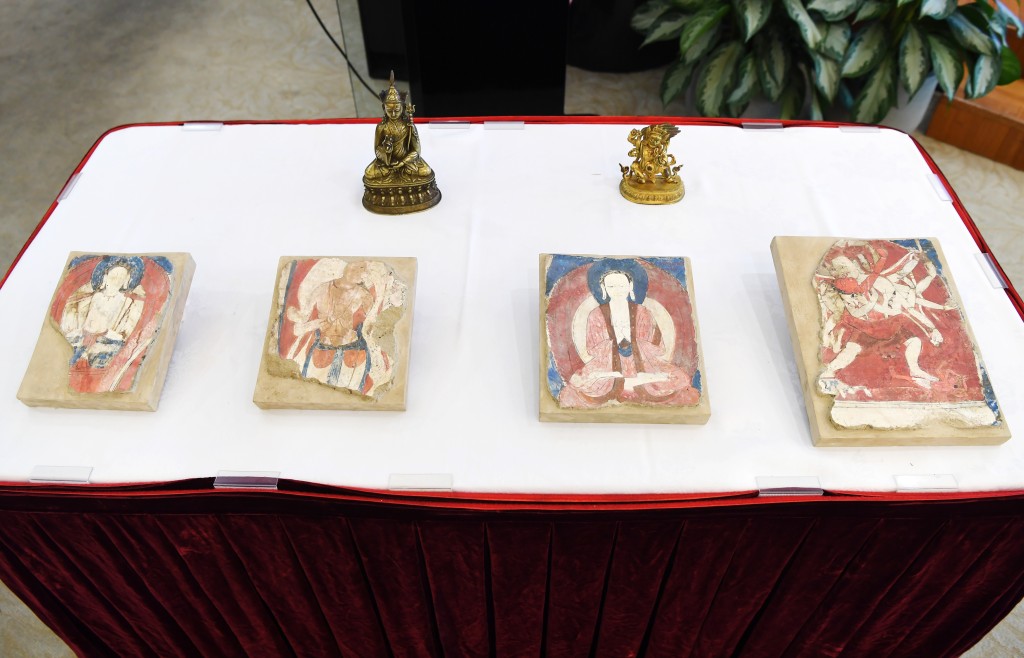 中方17日在纽约接收美方返还的38件中国流失文物艺术品。 新华社