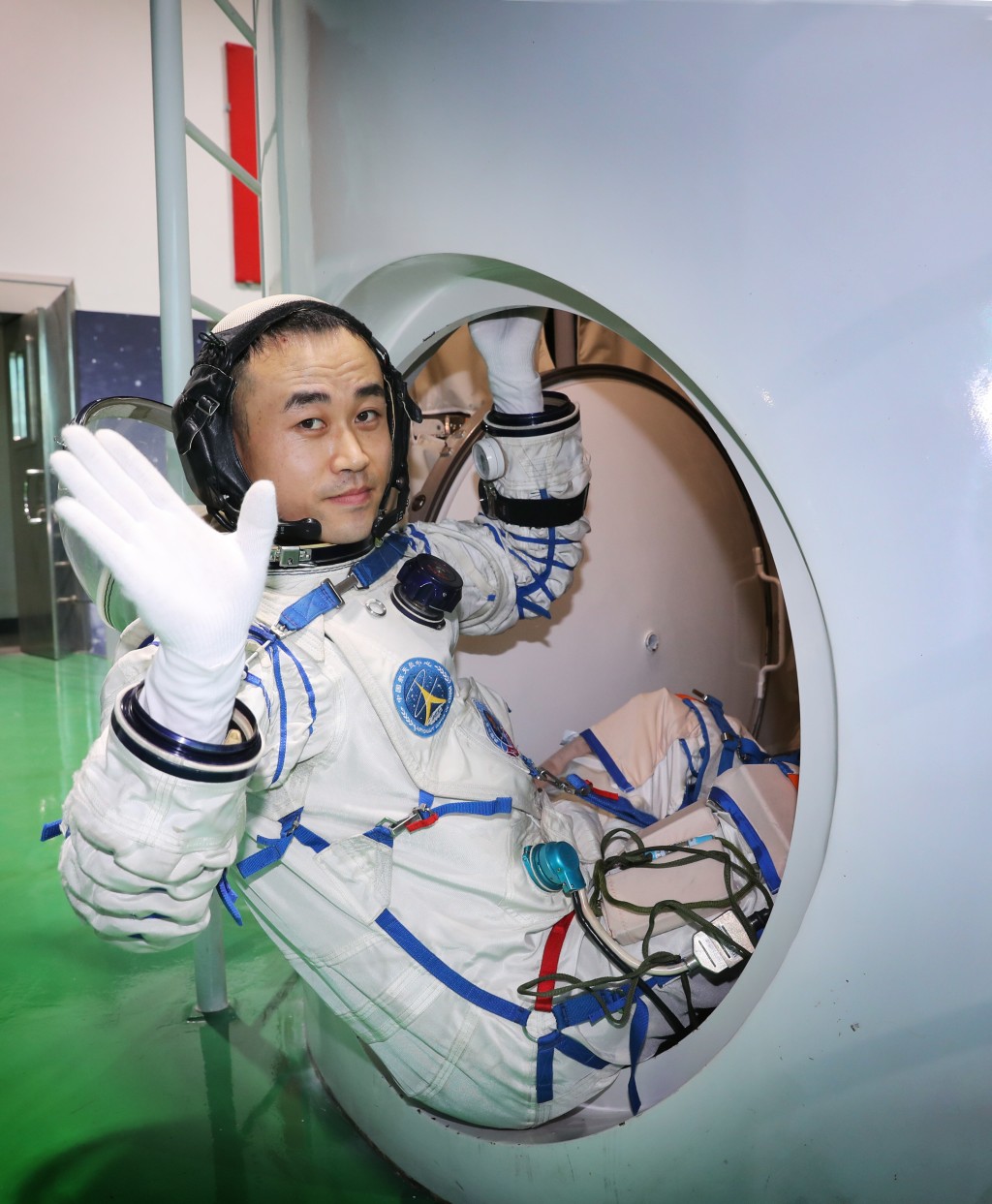 太空人唐勝傑是執行神舟十七號任務最年輕的太空人。(新華社)