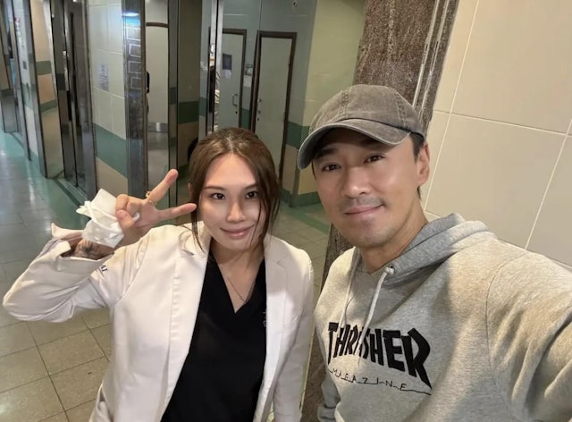 稍早時間,有網友上載林峯睇中醫的照,見林峯揸機與中醫師自拍,竟被形容為「面容憔悴」。 稍早時間,有網友上載林峯睇中醫的照,見林峯揸機與中醫師自拍,竟被形容為「面容憔悴」。