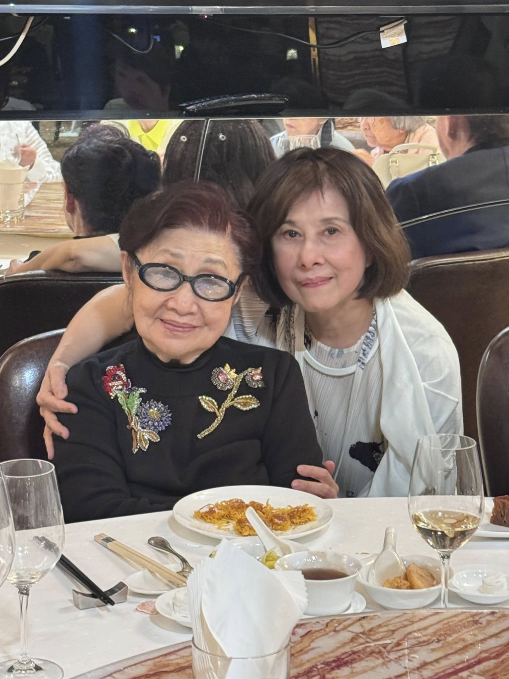 白雪仙上次在寓所以外留影，已是去年出席陳善之慶生飯局，當時她與張敏儀合照。