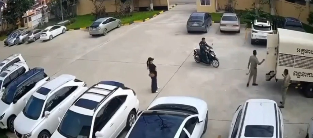 單槍匹馬進行劫囚的女子事後被捕。微博@紅星新聞