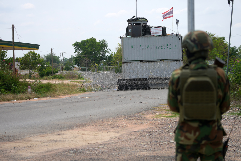 泰国军方4月开始，在接壤柬埔寨的部分边境地区兴建围栏。（美联社）